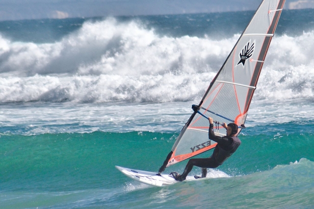 Haciendo windsurf con grandes olas